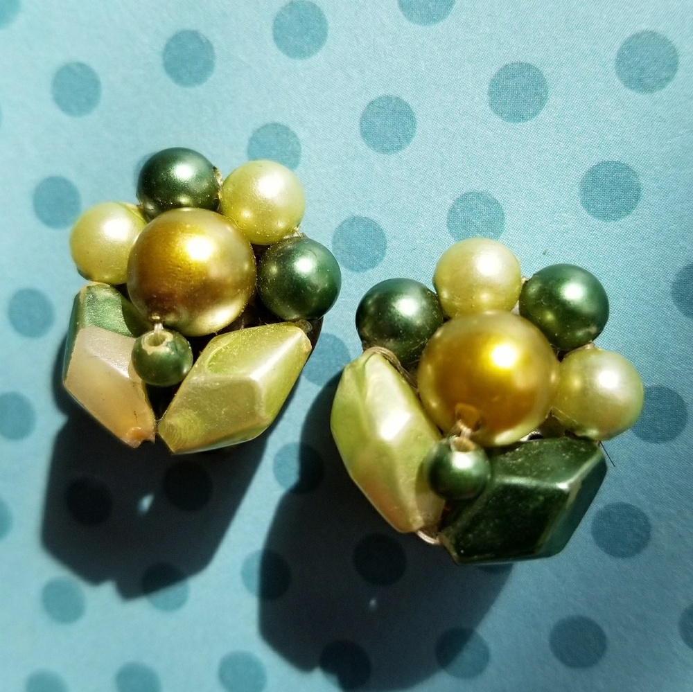 Vintage earrings green bead cluster earring clip back gold Hong Kong